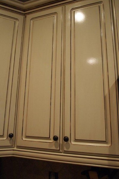 close-up-of-painted-glazed-cabinets